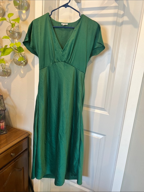 signify Dresses & Skirts - Emerald Green V-Neck Midi Dress with Short Sleeves